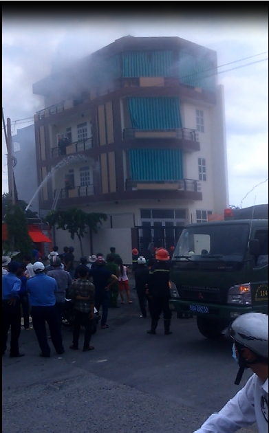 Lực lượng chức năng tiến h&agrave;nh dập lửa