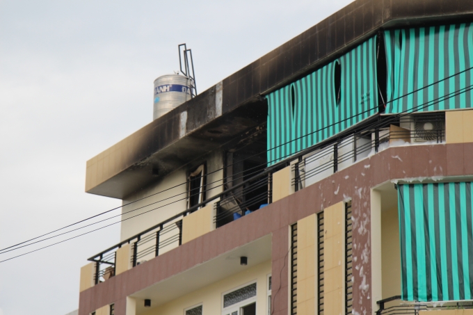 Tầng tr&ecirc;n c&ugrave;ng của căn nh&agrave; bị ch&aacute;y x&eacute;m