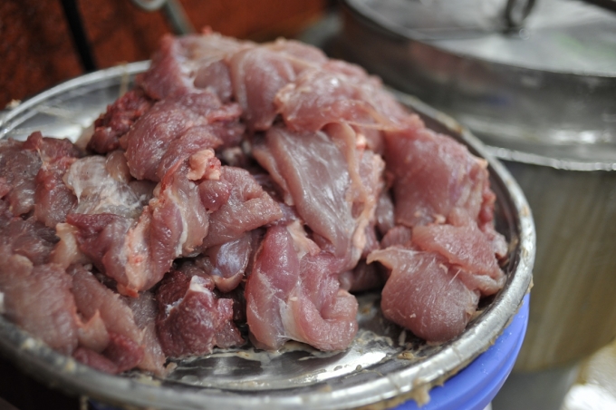 Thịt lợn (heo) phải tươi, nghĩa l&agrave; lợn vừa mổ thịt xong, d&ugrave;ng tay sờ v&agrave;o thịt h&atilde;y c&ograve;n ấm, b&oacute;ng mịn, đỏ hồng.