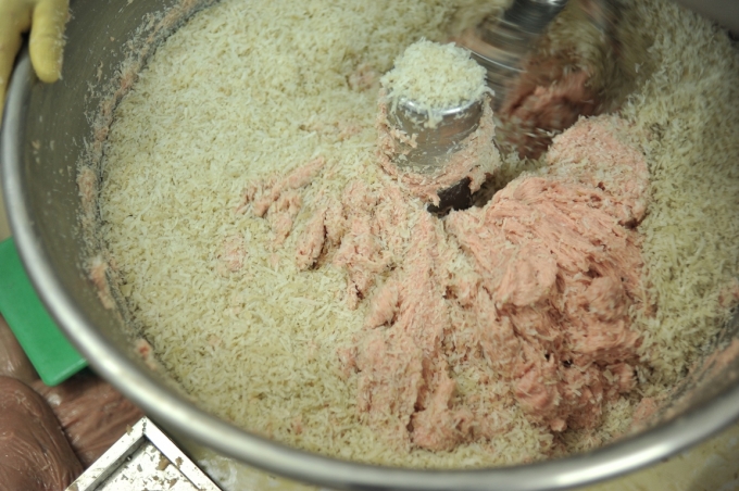 Để l&agrave;m nem chua, l&agrave; kh&acirc;u lọc thịt, b&igrave; lợn cũng được nh&agrave; h&agrave;ng c&ocirc;ng phu tỉ mỉ lựa chọn những thớ thịt ngon nhất rồi mới cho v&agrave;o xay nhuyễn.