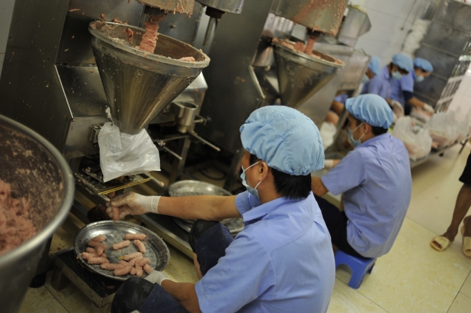 Bước tiếp theo đem trộn thịt nạc đ&atilde; xay nhuyễn c&ugrave;ng b&igrave; v&agrave; n&ecirc;m gia vị đường, tỏi ớt, nước mắm, m&igrave; ch&iacute;nh cho ngấm đều.