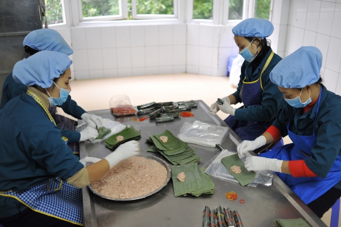 Mục sở thị c&aacute;ch l&agrave;m gi&ograve; chả của người Ước Lễ