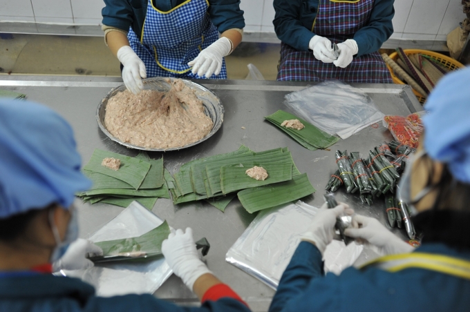 Để l&agrave;m ra những chiếc gi&ograve; lụa thơm ngon cũng trải qua nhiều c&ocirc;ng đoạn. Gi&ograve; quả được g&oacute;i trong l&aacute; chuối c&oacute; k&iacute;ch thước to bản, l&aacute; cũng phải được chọn kĩ từ những c&acirc;y chuối hột đ&atilde; lớn vừa đủ để c&oacute; được m&ugrave;i thơm nhất.&nbsp;