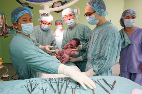 E kip thực hiện ca TTTON của Bệnh viện TƯ Huế ch&agrave;o đ&oacute;n ch&aacute;u b&eacute; ra đời (Ảnh do GS B&ugrave;i Đức Ph&uacute; cung cấp).