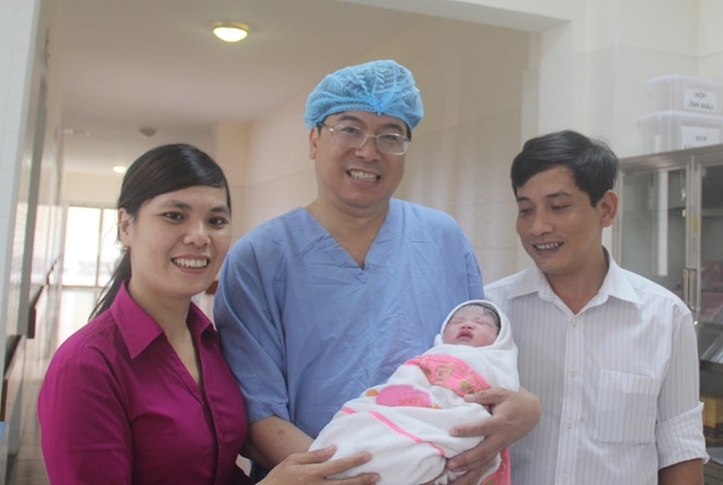 Vợ chồng anh &Acirc;n hạnh ph&uacute;c đ&oacute;n thi&ecirc;n thần nhỏ (Ảnh do GS B&ugrave;i Đức Ph&uacute; cung cấp).