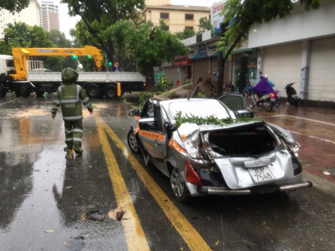 Chiếc xe biến dạng sau khi được lực lượng chức năng giải cứu.