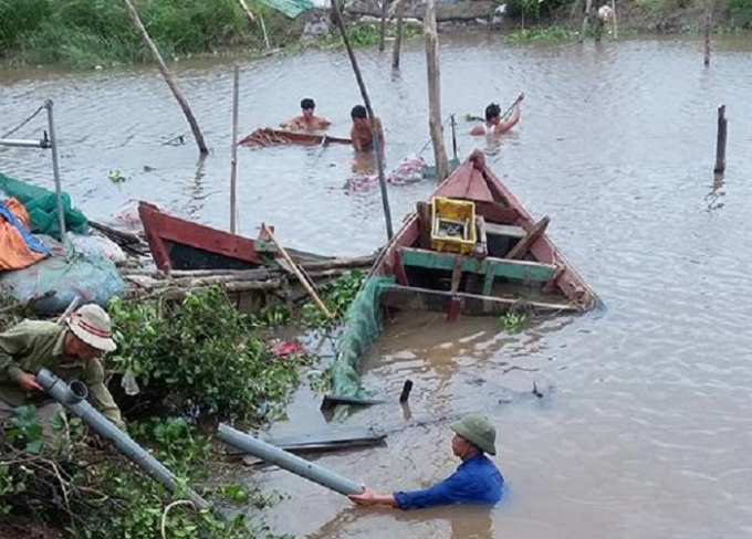 Thuyền của ngư d&acirc;n x&atilde; Nam Hồng (Tiền Hải, Th&aacute;i B&igrave;nh) d&ugrave; đ&atilde; đưa về bến v&agrave; neo đậu chắc chắn nhưng do mưa gi&oacute; qu&aacute; lớn trong nhiều giờ đ&atilde; kh&ocirc;ng chống chịu được v&agrave; ch&igrave;m đắm hết, lưới ch&agrave;i tr&ecirc;n thuyền cũng bị cuốn tr&ocirc;i.&nbsp;Ảnh: Ngư d&acirc;n cung cấp.