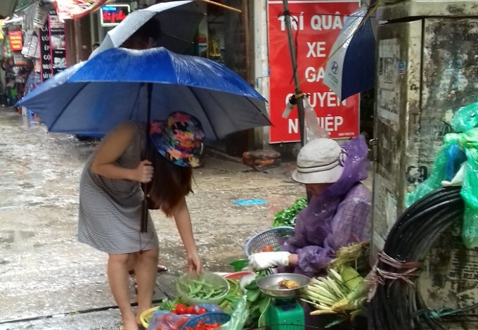 Khu vực chợ tại ng&otilde; 165 Xu&acirc;n Thủy, Cầu Giấy, c&agrave; chua được b&aacute;n với gi&aacute; 18 ngh&igrave;n/kg, tăng 3 - 5 ngh&igrave;n đồng/kg so với ng&agrave;y thường.