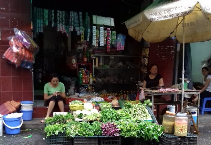 &nbsp;        Chị Ngọc - Người b&aacute;n h&agrave;ng tại khu vực ng&otilde; 165 Xu&acirc;n Thủy cho biết, những ng&agrave;y mưa b&atilde;o n&agrave;y, lượng người mua mặt h&agrave;ng rau củ giảm lớn. Tuy nhi&ecirc;n, việc tăng gi&aacute; đối với mặt h&agrave;ng n&agrave;y vẫn phải duy tr&igrave; bởi mưa ngập, việc vận chuyển rau củ từ nơi sản xuất về cửa h&agrave;ng rất vất vả v&agrave; tốn k&eacute;m.