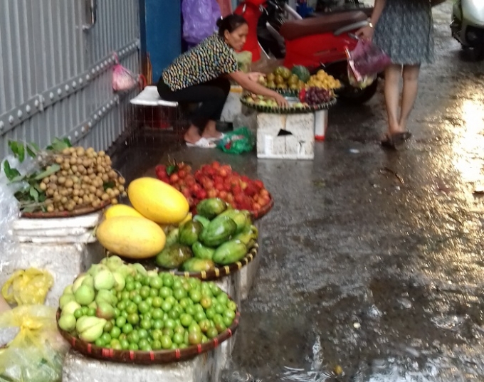 C&aacute;c loại hoa quả cũng đồng loạt tăng gi&aacute;. Nếu ng&agrave;y thường ch&ocirc;m ch&ocirc;m chỉ được b&aacute;n với gi&aacute; 25 ngh&igrave;n/kg th&igrave; nay mặt h&agrave;ng n&agrave;y được b&aacute;n với gi&aacute; 30 ngh&igrave;n/kg.