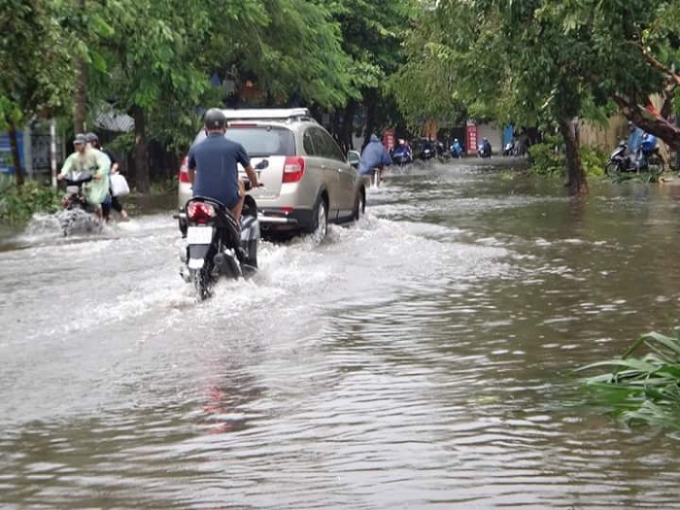 Trong mưa b&atilde;o, nhiều tuyến phố bị ngập &uacute;ng cục bộ. Ảnh: Duy T&aacute;m.