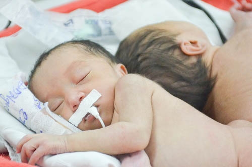 Hai b&eacute; đều l&agrave; nữ.&nbsp;Mẹ hai b&eacute; người d&acirc;n tộc S'ti&ecirc;ng, năm nay 18 tuổi.