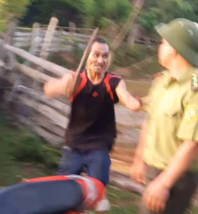 H&igrave;nh ảnh một đối tượng hung h&atilde;n d&ugrave;ng gậy đ&aacute;nh bị thương hai c&aacute;n bộ kiểm l&acirc;m thuộc Khu bảo tồn thi&ecirc;n nhi&ecirc;n P&ugrave; Huống, Nghệ An v&agrave;o ng&agrave;y 25/7 trước đ&oacute;.