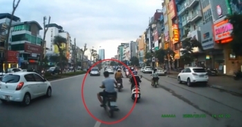 Clip nam thanh niên chạy xe lạng lách, đánh võng va vào ô tô ngã bất tỉnh