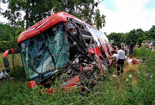 &Ocirc;t&ocirc; kh&aacute;ch n&aacute;t đầu sau c&uacute; t&ocirc;ng v&agrave;o đu&ocirc;i xe tải (Ảnh:&nbsp;Vnexpress.net).