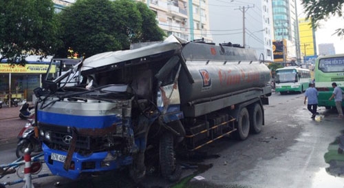 Xe bồn bị biến dạng phần đầu sau tai nạn (Ảnh D&acirc;n Việt).
