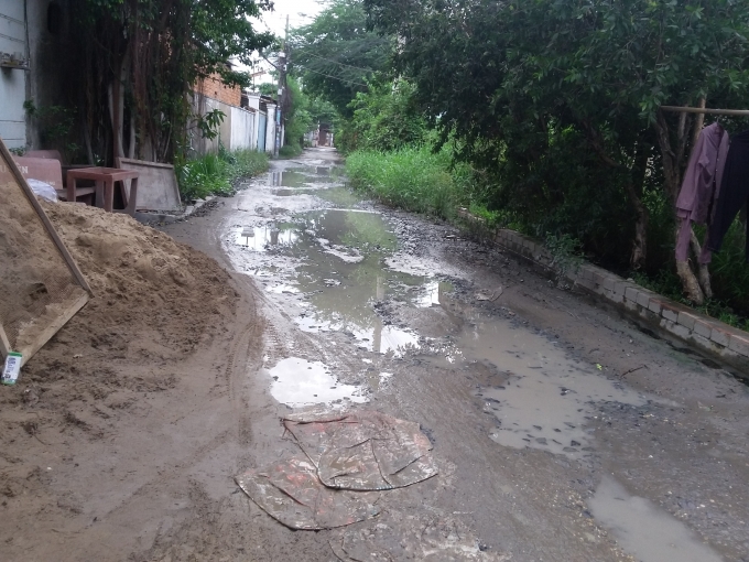 Con đường bị ngập nước quanh năm do xưởng dệt xả nước thải trộm.