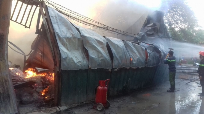 Lửa bao tr&ugrave;m to&agrave;n bộ nh&agrave; xưởng.