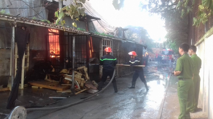 Lực lượng PCCC ra sức dập tắt đ&aacute;m ch&aacute;y.