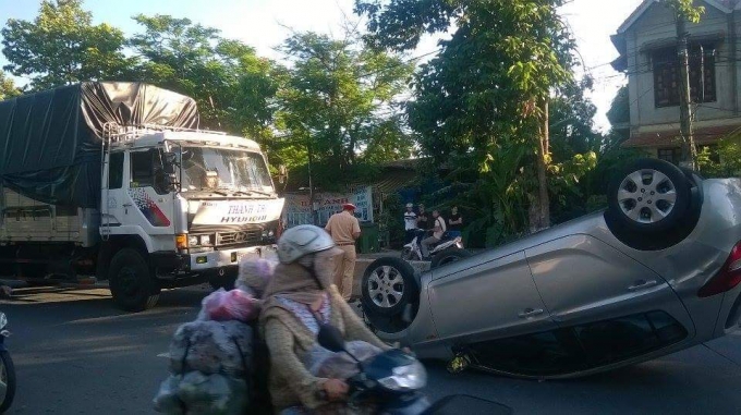 &Ocirc; t&ocirc; 4 chỗ lật nh&agrave;o xuống đường bốn b&aacute;nh chổng l&ecirc;n trời.