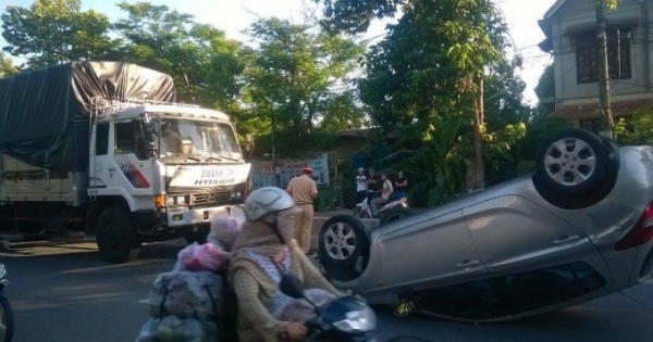 Huế: Va chạm trong khi vượt xe tải, “xế hộp” chổng 4 bánh lên trời