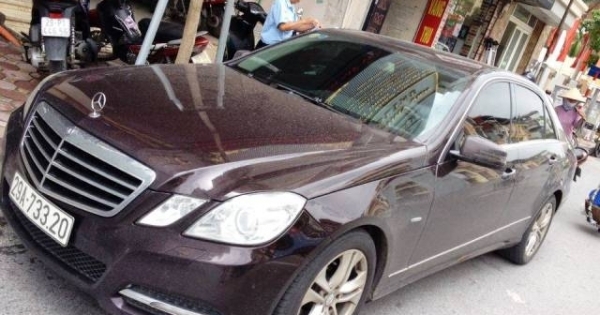 Bán gấp xe Mercedes-Benz E250 CGI màu mận