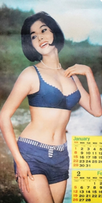 NSƯT Thẩm Th&uacute;y Hằng tr&ecirc;n một tờ lịch treo tường.