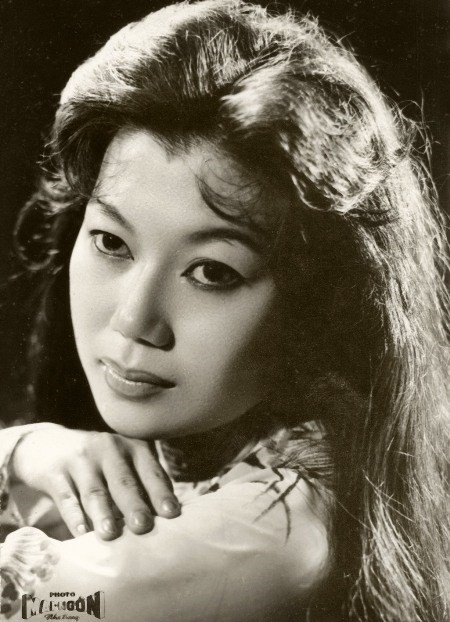 Ngay từ khi c&ograve;n nhỏ, b&agrave; đ&atilde; theo gia đ&igrave;nh mưu sinh bằng nghề diễn.