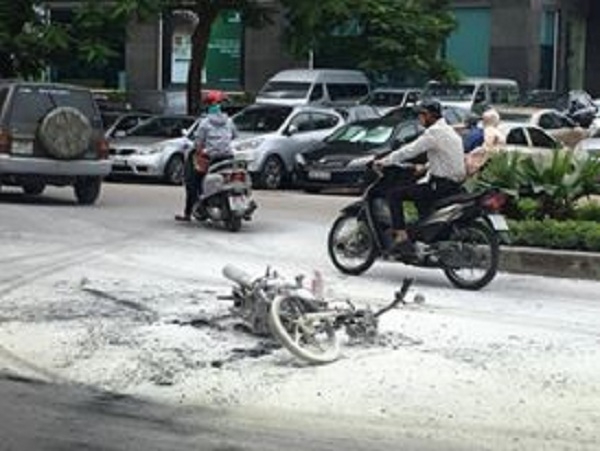 D&ugrave; được người d&acirc;n mang b&igrave;nh chữa ch&aacute;y mini ra dập lửa nhưng bất th&agrave;nh.