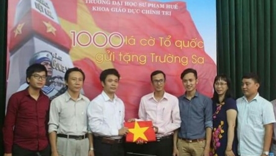 Nhóm Phóng viên Huế góp cờ Tổ quốc gửi tặng Trường Sa