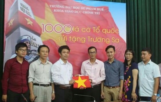 PV Đăng Hậu - Ph&aacute;p luật Plus (b&ecirc;n phải) đại diện nh&oacute;m trao tặng 130 l&aacute; cờ Tổ quốc cho chương tr&igrave;nh&nbsp;