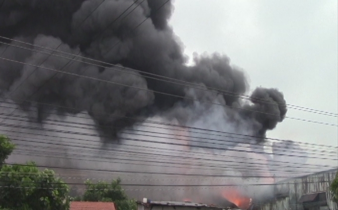 Cột kh&oacute;i đen cao h&agrave;ng chục m&eacute;t