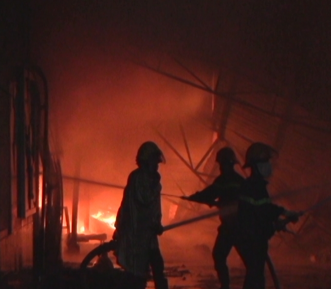 C&aacute;c chiến sĩ PCCC căng sức dập lửa.