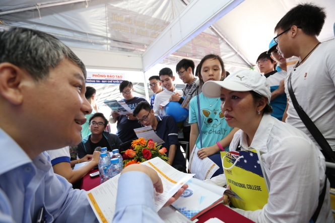 Đ&ocirc;ng đảo phụ huynh, th&iacute; sinh nghe tư vấn tại c&aacute;c gian tư vấn của c&aacute;c trường ĐH, CĐ trong Ng&agrave;y hội tư vấn x&eacute;t tuyển do b&aacute;o Tuổi Trẻ tổ chức tại TP.HCM - Ảnh: NHƯ H&Ugrave;NG