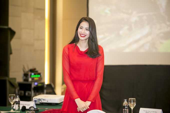 Phạm Hương diện đầm đỏ cuốn h&uacute;t l&agrave;m đại sứ thiện ch&iacute; bảo vệ động vật hoang d&atilde;