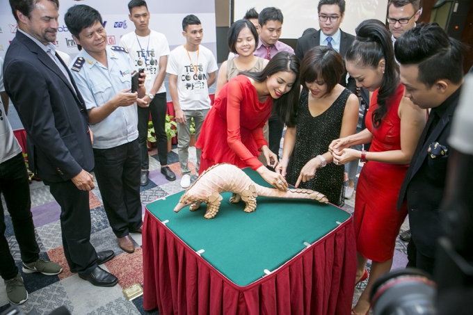 Phạm Hương diện đầm đỏ cuốn h&uacute;t l&agrave;m đại sứ thiện ch&iacute; bảo vệ động vật hoang d&atilde;