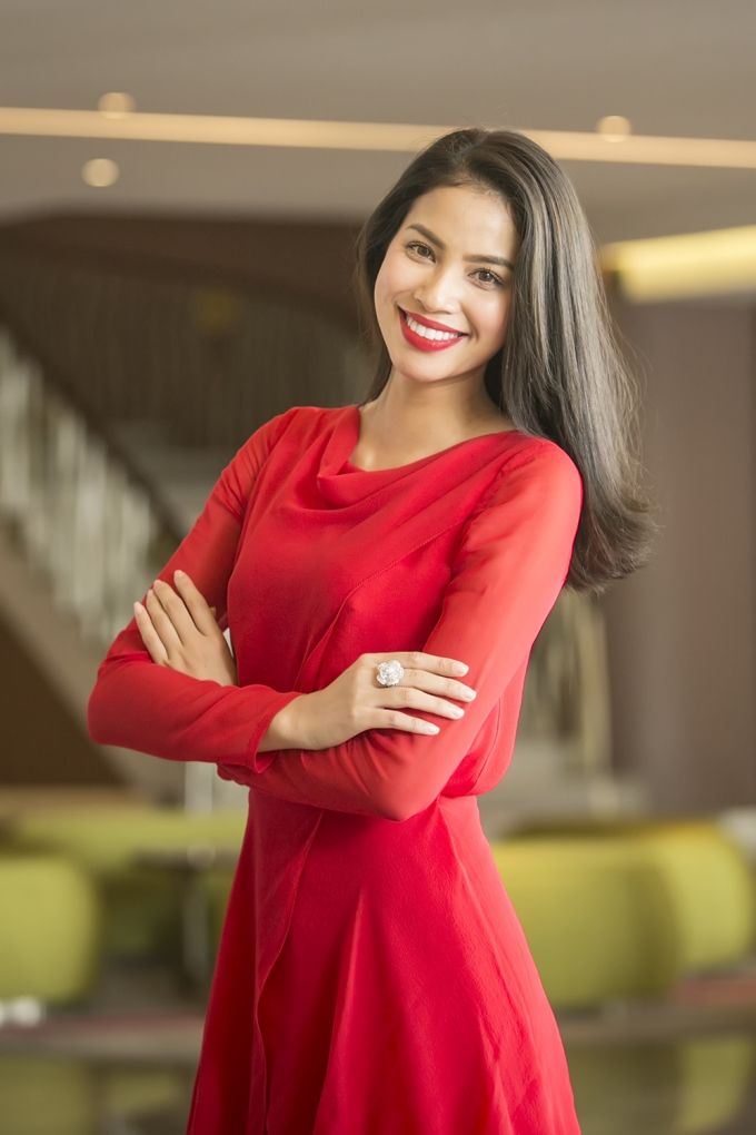 Phạm Hương diện đầm đỏ cuốn h&uacute;t l&agrave;m đại sứ thiện ch&iacute; bảo vệ động vật hoang d&atilde;