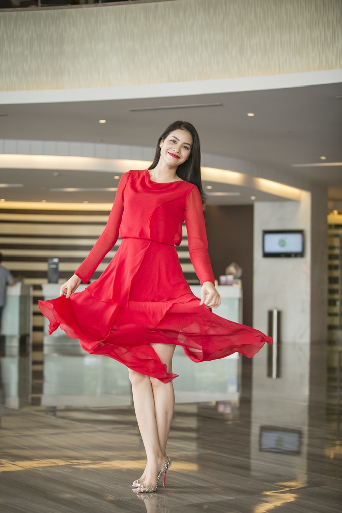 Phạm Hương diện đầm đỏ cuốn h&uacute;t l&agrave;m đại sứ thiện ch&iacute; bảo vệ động vật hoang d&atilde;