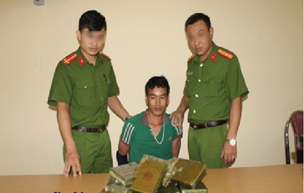 Đối tượng người L&agrave;o c&ugrave;ng tang vật tại trụ sở C&ocirc;ng an (ảnh C&ocirc;ng an Điện Bi&ecirc;n)