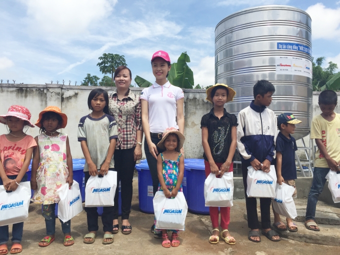 Hoa hậu Việt Nam 2016: Th&iacute; sinh học giỏi kh&oacute;c li&ecirc;n tục v&igrave; thấy m&igrave;nh l&agrave;m chưa đủ tốt