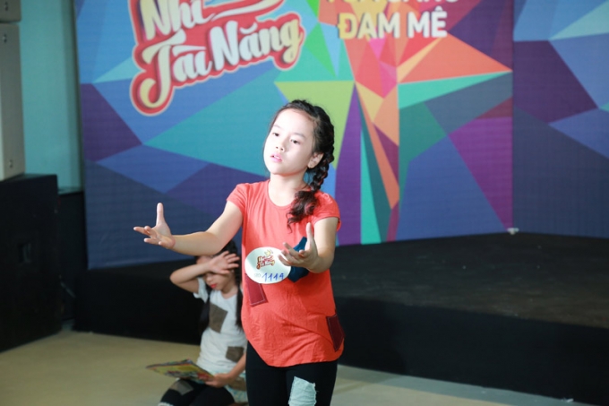 &nbsp;Nh&oacute;m Hoa của mẹ với tiết mục m&uacute;a Đứa b&eacute;... khiến NTK Đức H&ugrave;ng