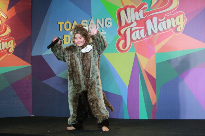 Th&iacute; sinh Bạch Thu Trang với m&agrave;n nhảy m&uacute;a trong trang phục độc đ&aacute;o.