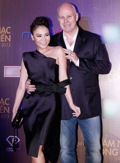 Chồng của c&ocirc; hiện giờ l&agrave; người gốc H&agrave; Lan rất gi&agrave;u c&oacute;.