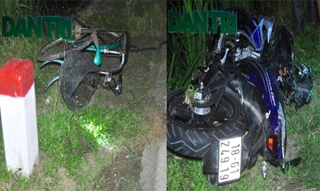 Xe m&aacute;y đ&acirc;m 2 cột mốc v&agrave; xe đạp ở Hương Sơn, H&agrave; Tĩnh khiến 2 người tử vong. (Ảnh: D&acirc;n tr&iacute;)