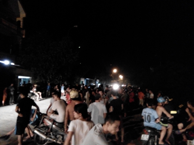 Người d&acirc;n v&acirc;y k&iacute;n hiện trường y&ecirc;u cầu cơ quan chức năng l&agrave;m r&otilde; sự việc tr&ecirc;n.