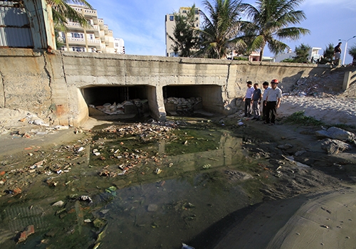 Nước thải t&ugrave; đọng, bốc m&ugrave;i h&ocirc;i thối tại cống cuối đường T&ocirc;n Thất Đạm giao Nguyễn Tất Th&agrave;nh. Ảnh:&nbsp;Nguyễn Đ&ocirc;ng.