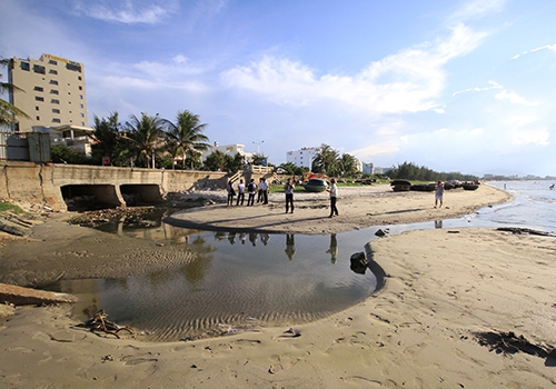 Nước thải quyện th&agrave;nh v&ugrave;ng đen ng&ograve;m trước khi chảy&nbsp;ra biển. Ảnh:&nbsp;Nguyễn Đ&ocirc;ng.