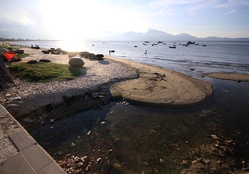 Cả b&atilde;i biển d&agrave;i gần cống xả thải kh&ocirc;ng c&oacute; b&oacute;ng người tắm. Ảnh:&nbsp;Nguyễn Đ&ocirc;ng.