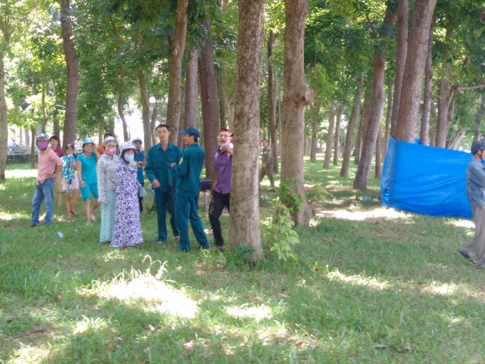 Lực lượng chức năng đ&atilde; tiến h&agrave;nh trục vớt nạn nh&acirc;n đưa v&agrave;o bờ.