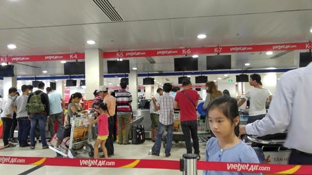 Kh&aacute;ch h&agrave;ng check in b&igrave;nh thường tại quầy l&agrave;m thủ tục của h&atilde;ng Vietjet Air. Ảnh: Như Sỹ